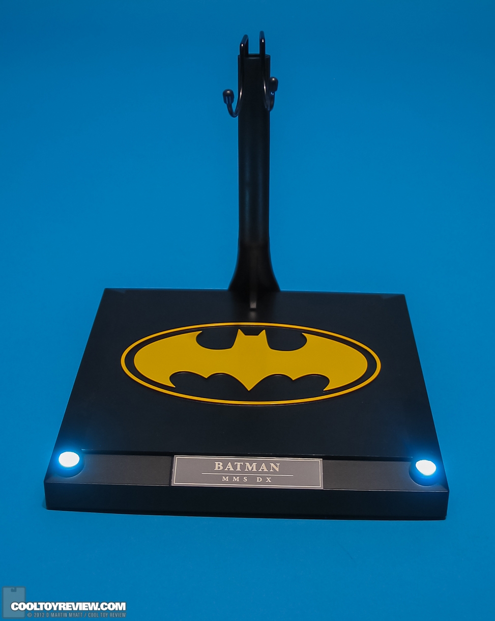 Batman_Michael_Keaton_1989_Hot_Toys_DX-28.jpg