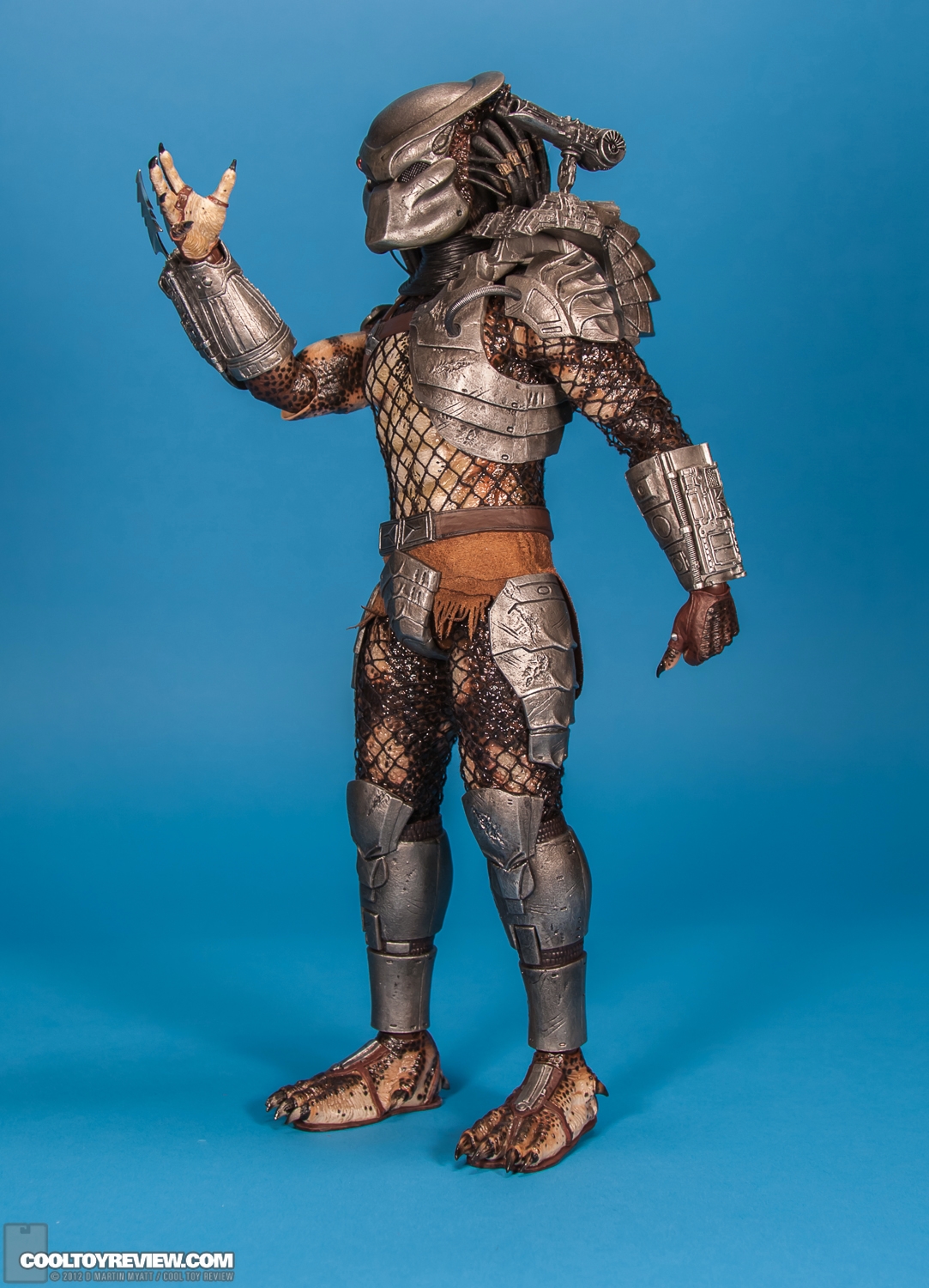 Classic_Predator_Predators_Hot_Toys-03.jpg