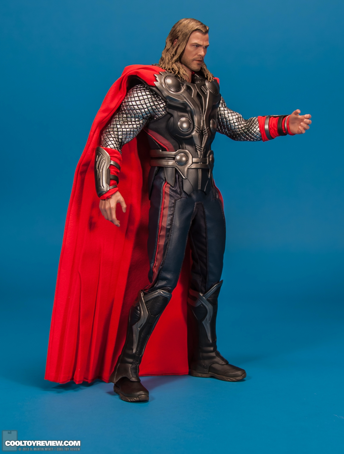 Hot_Toys_Thor_Avengers_Movie_Masterpiece_Series-08.jpg