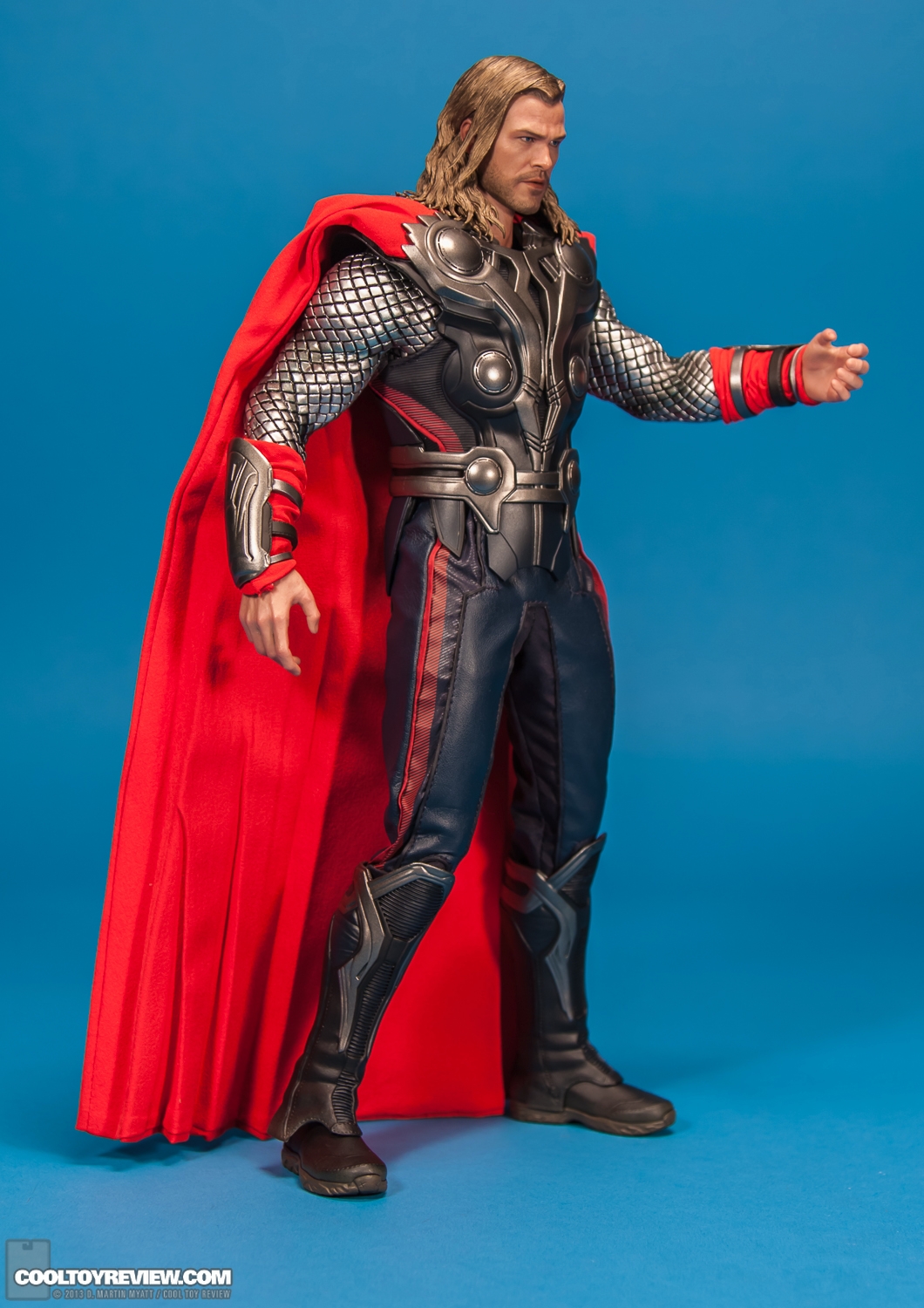 Hot_Toys_Thor_Avengers_Movie_Masterpiece_Series-09.jpg