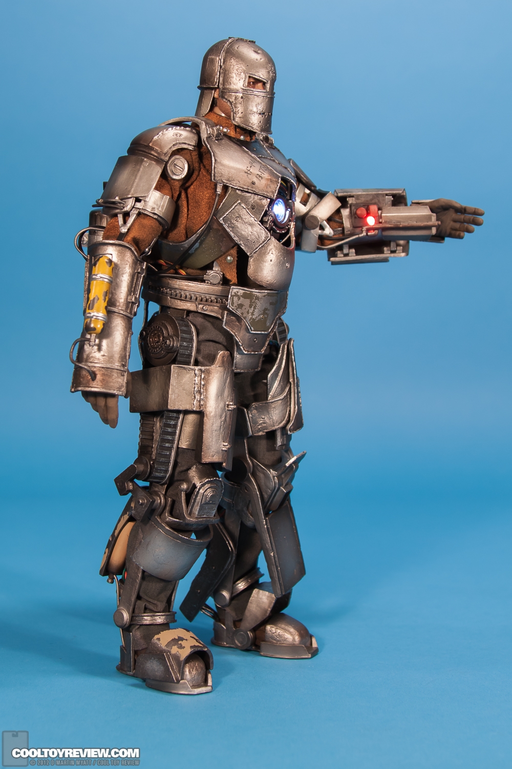 Iron_Man_Mark_I_MKI_Version_2_Hot_Toys-02.jpg