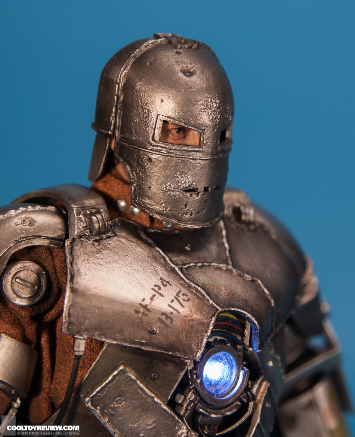 Iron_Man_Mark_I_MKI_Version_2_Hot_Toys-06.jpg