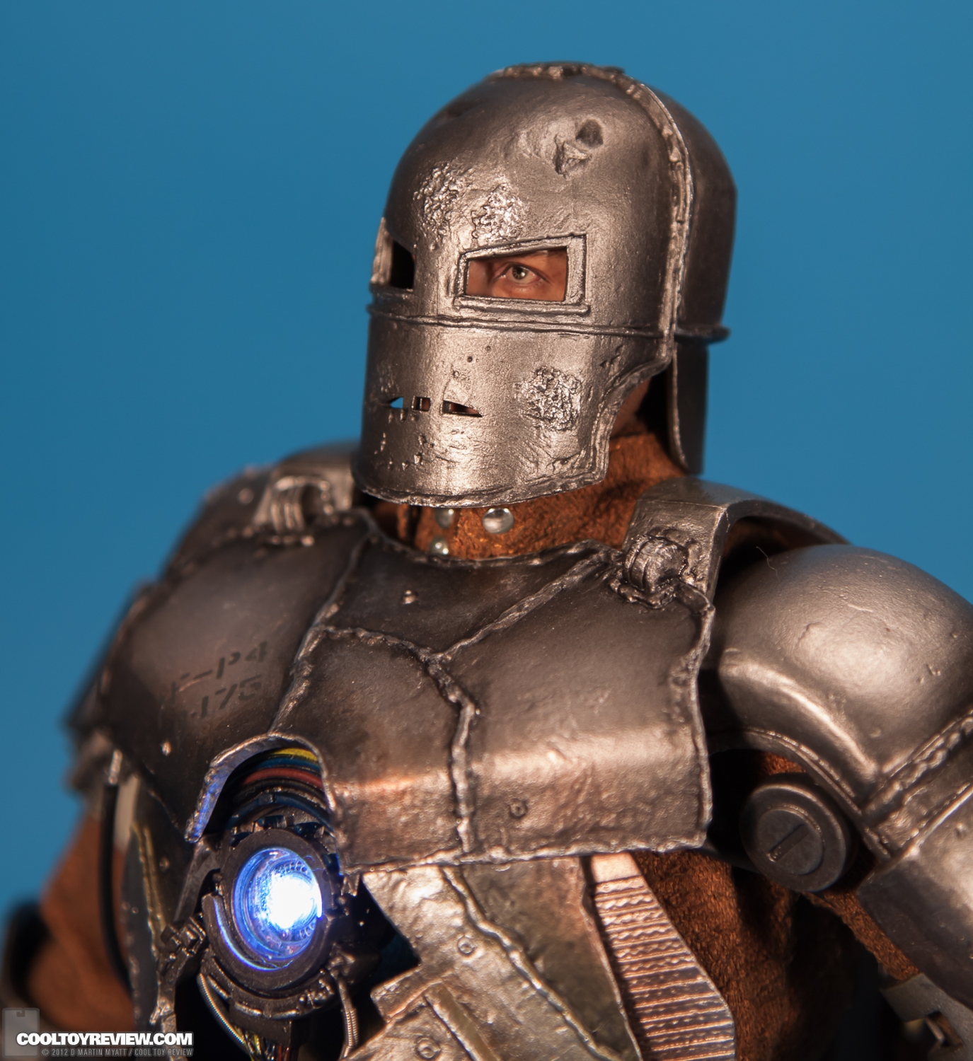 Iron_Man_Mark_I_MKI_Version_2_Hot_Toys-07.jpg