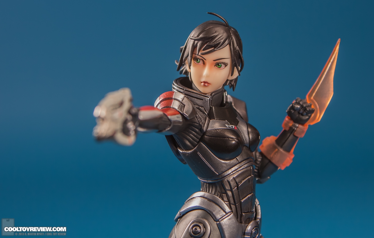 Commander_Shepard_Mass_Effect_Bishoujo_BioWare_Edition_Kotobukiya-13.jpg