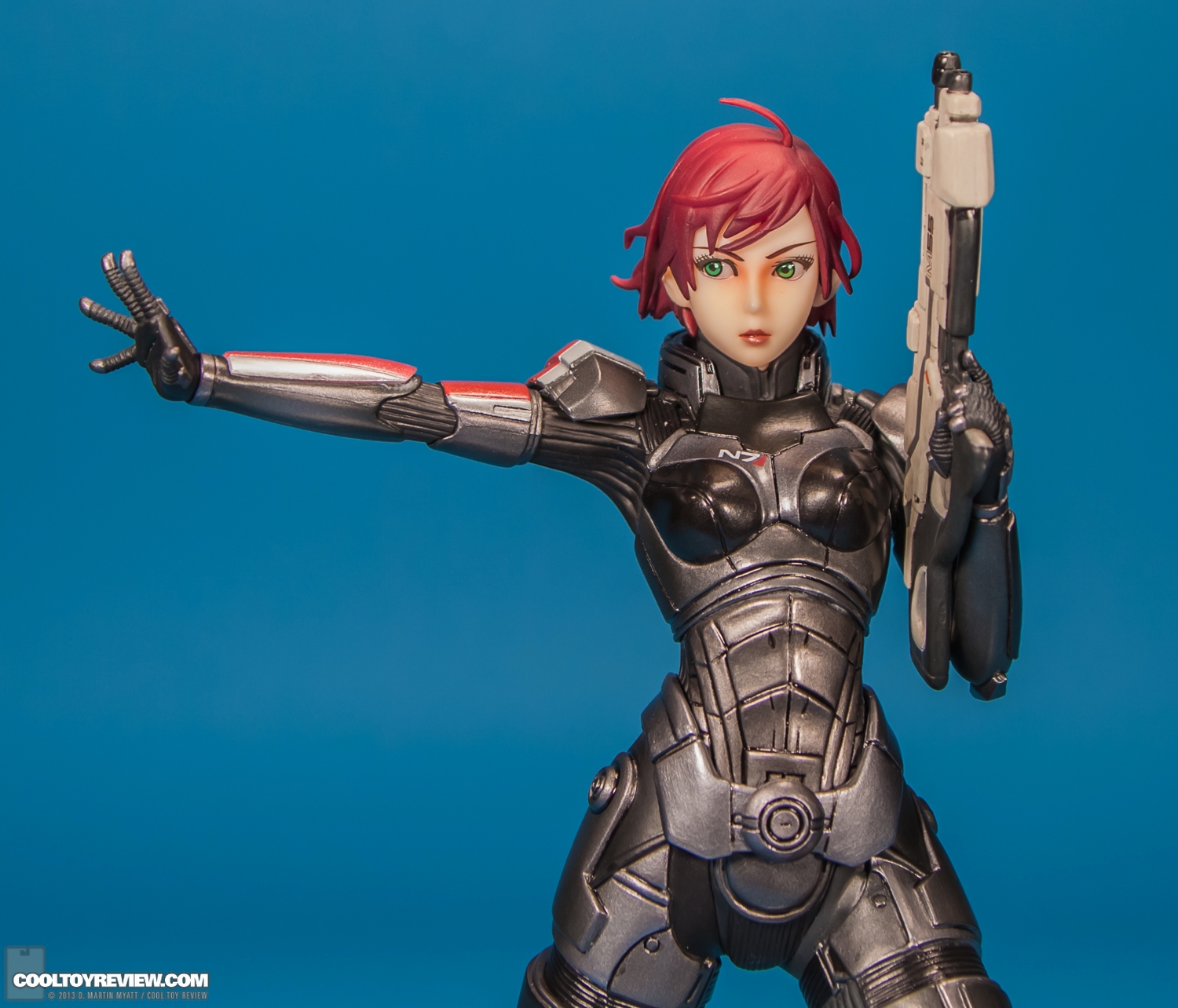 Commander_Shepard_Mass_Effect_Bishoujo_Kotobukiya-09.jpg