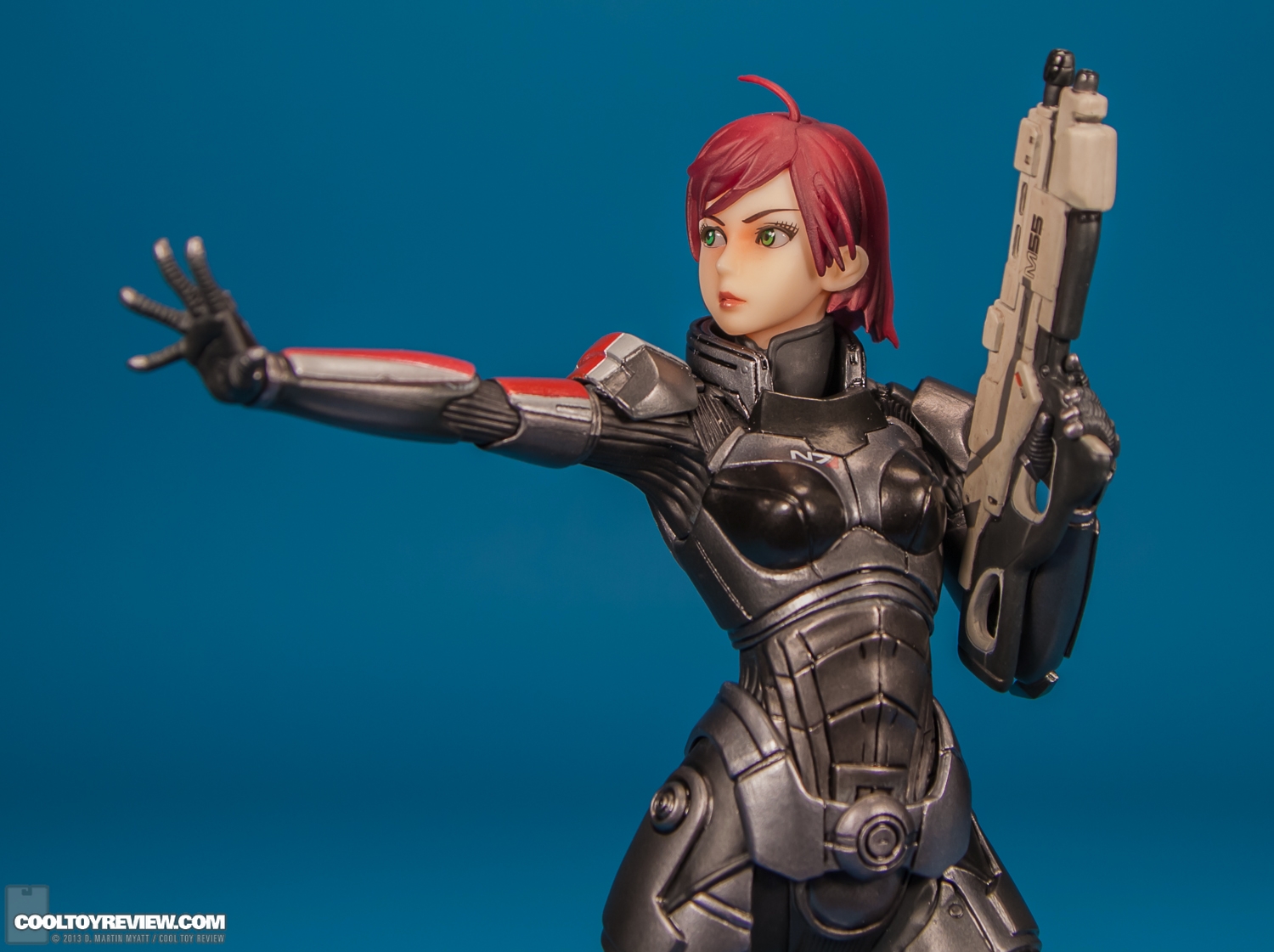 Commander_Shepard_Mass_Effect_Bishoujo_Kotobukiya-11.jpg