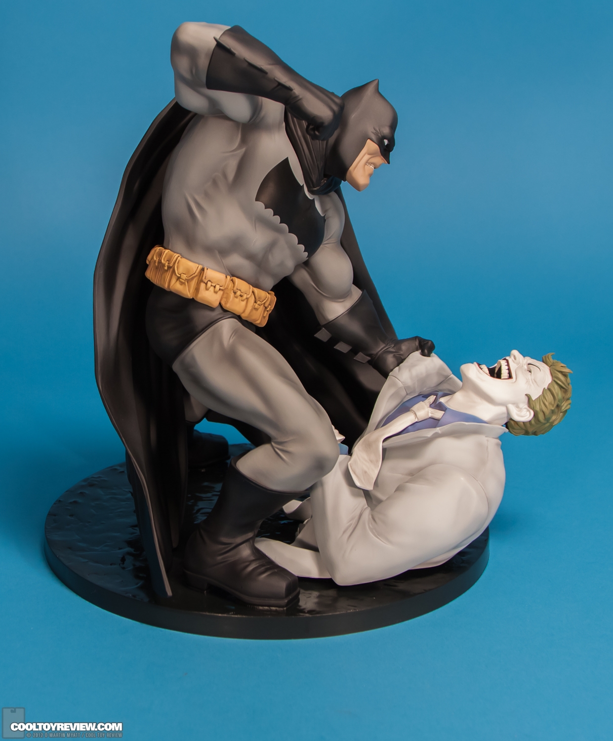 Hunt_The_Dark_Knight_Batman_ARTFX_Kotobukiya-02.jpg