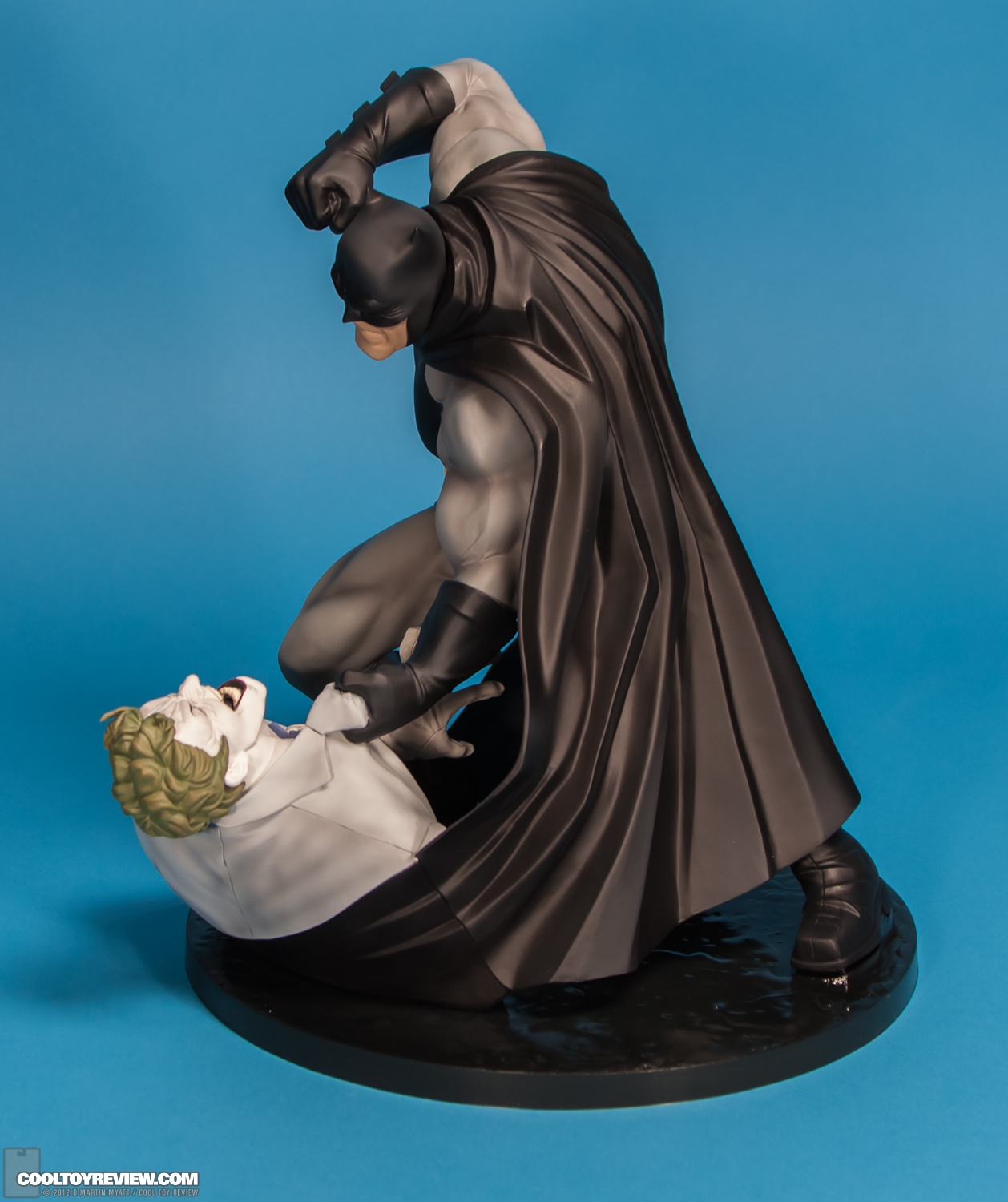 Hunt_The_Dark_Knight_Batman_ARTFX_Kotobukiya-03.jpg