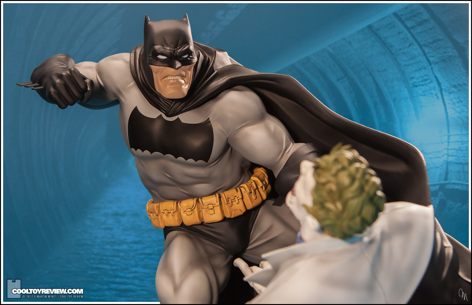 Hunt_The_Dark_Knight_Batman_ARTFX_Kotobukiya-06.jpg