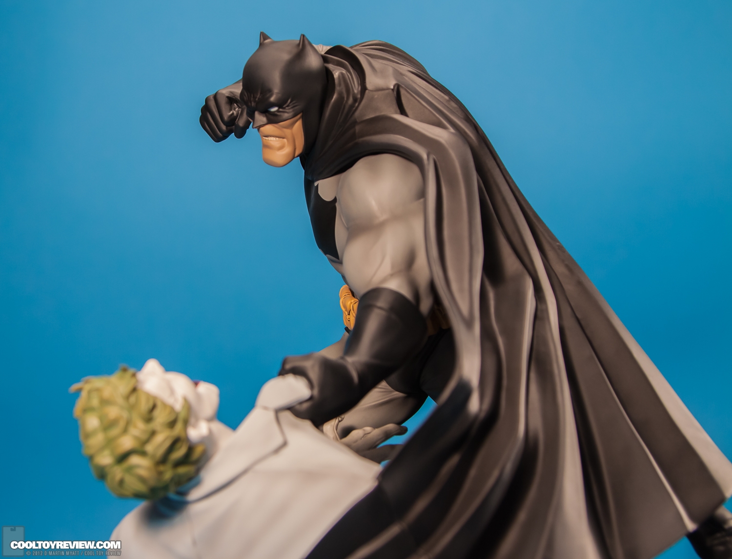 Hunt_The_Dark_Knight_Batman_ARTFX_Kotobukiya-08.jpg