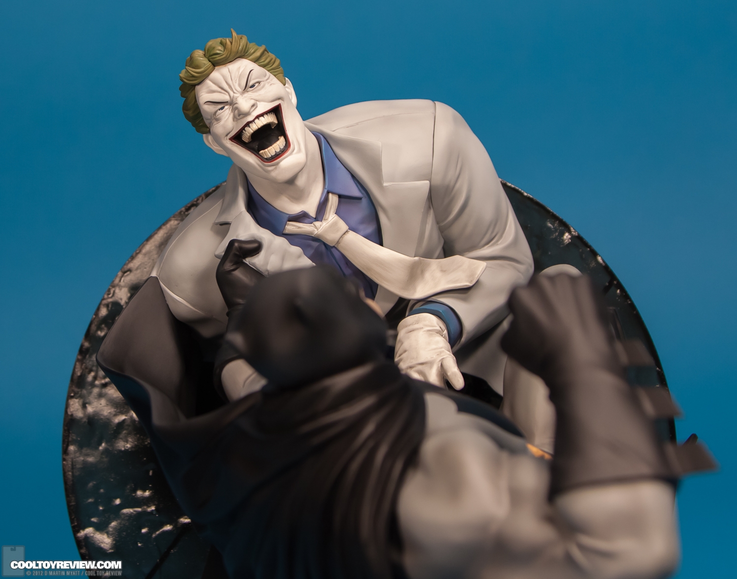 Hunt_The_Dark_Knight_Batman_ARTFX_Kotobukiya-09.jpg