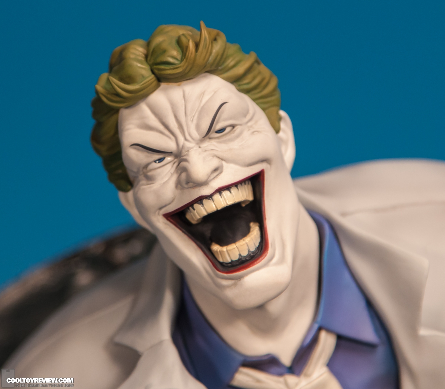 Hunt_The_Dark_Knight_Batman_ARTFX_Kotobukiya-10.jpg