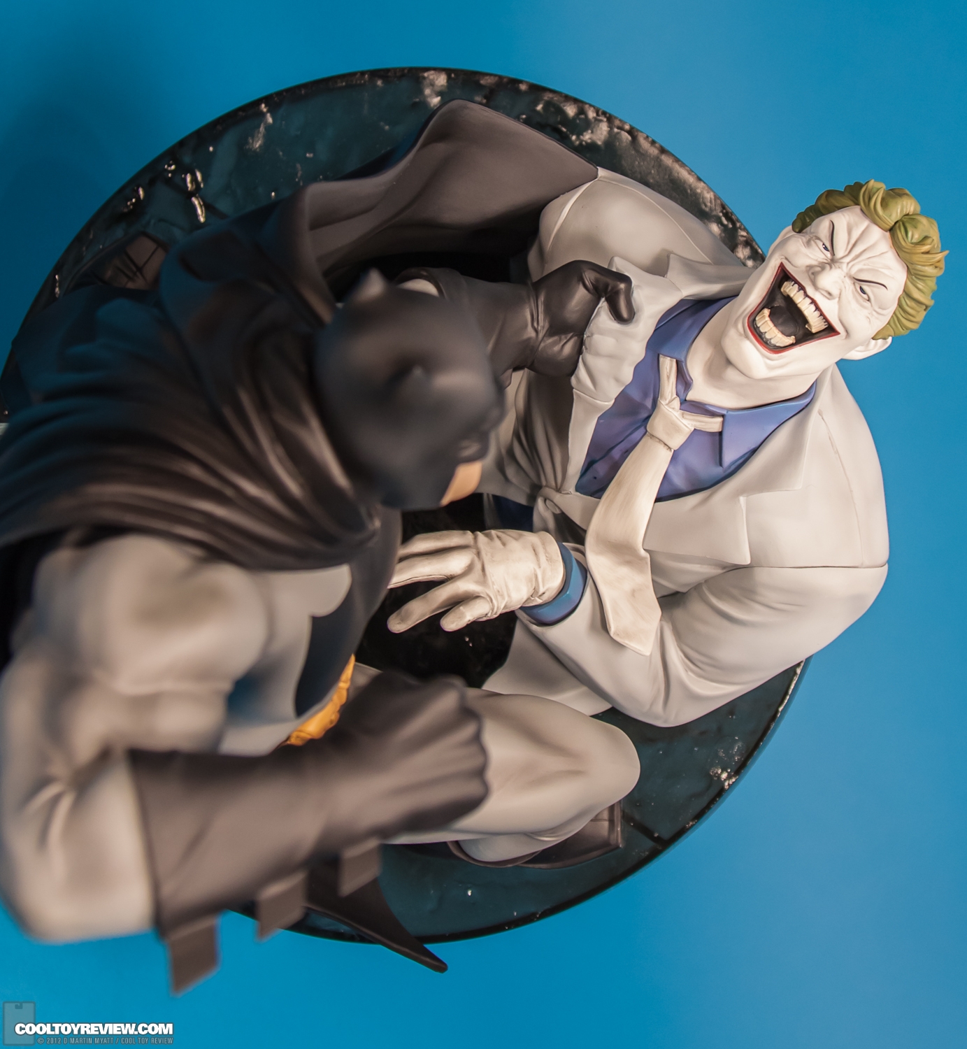 Hunt_The_Dark_Knight_Batman_ARTFX_Kotobukiya-11.jpg