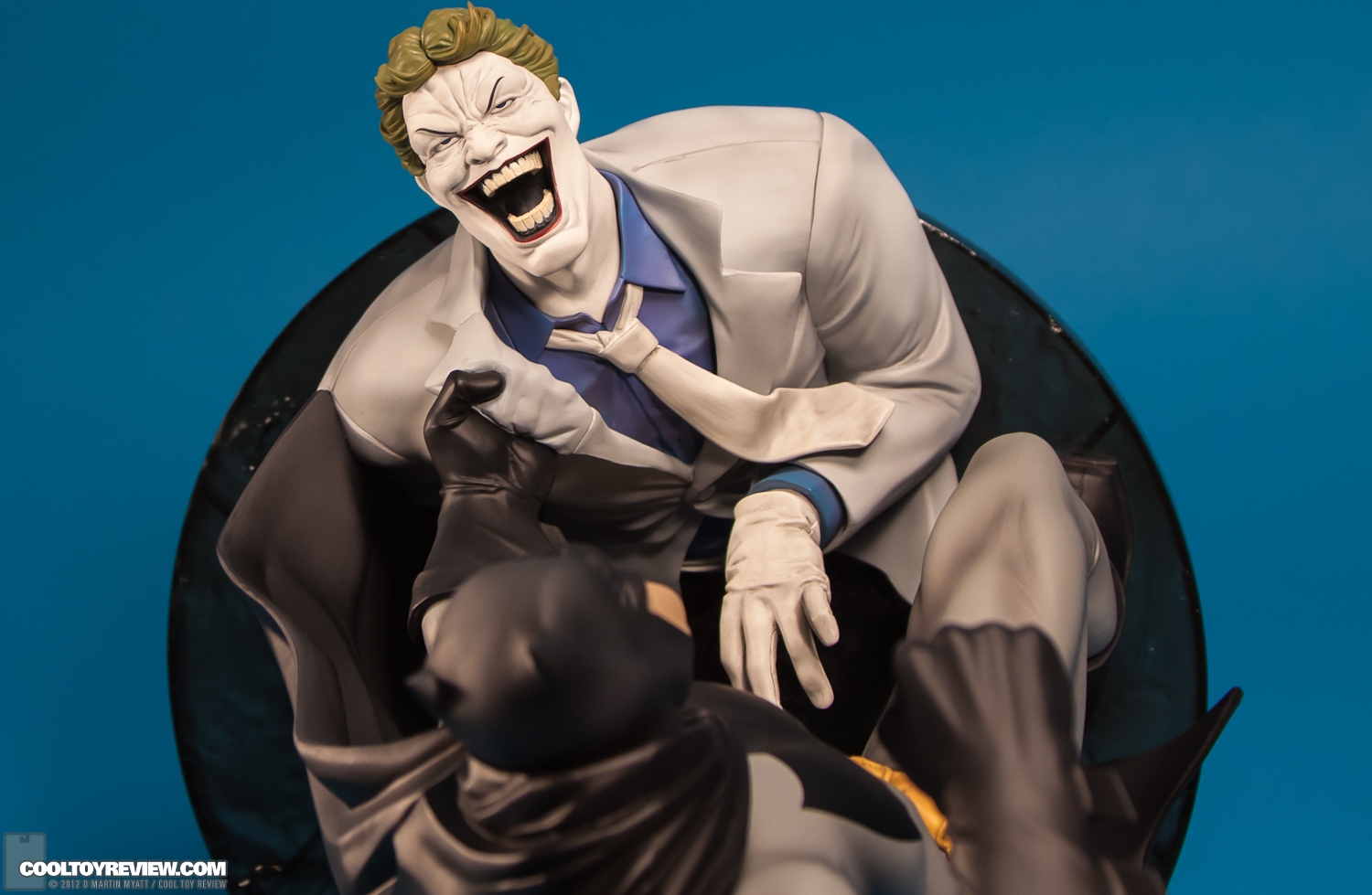 Hunt_The_Dark_Knight_Batman_ARTFX_Kotobukiya-12.jpg