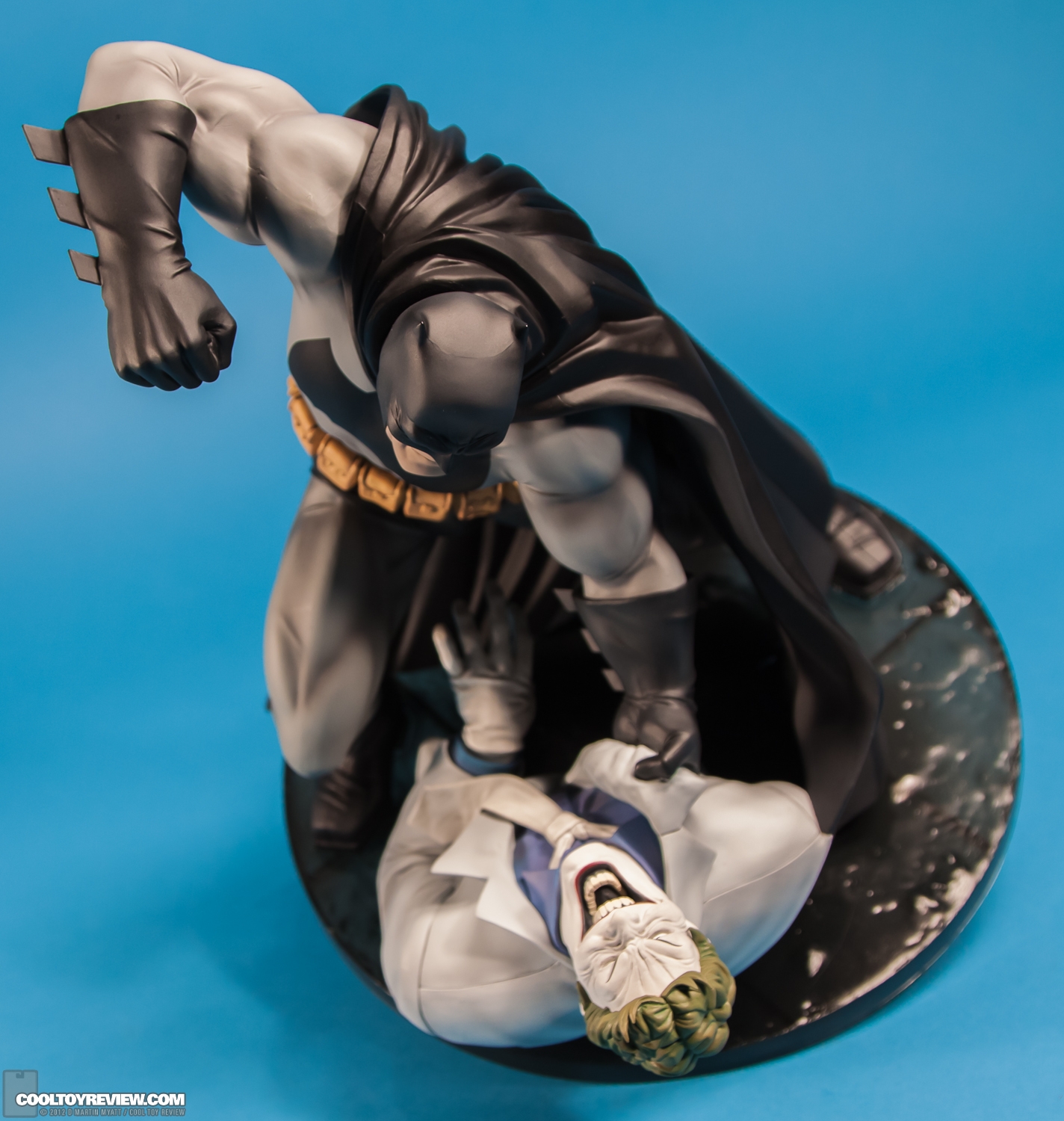 Hunt_The_Dark_Knight_Batman_ARTFX_Kotobukiya-13.jpg