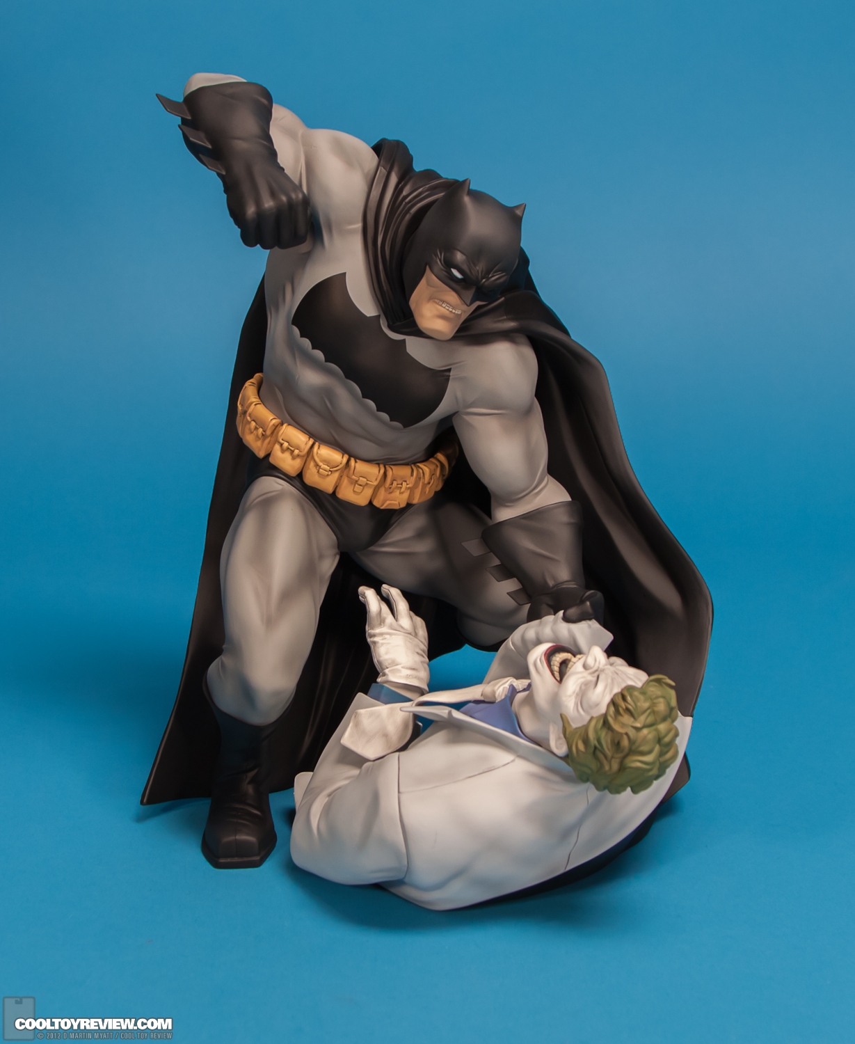 Hunt_The_Dark_Knight_Batman_ARTFX_Kotobukiya-14.jpg