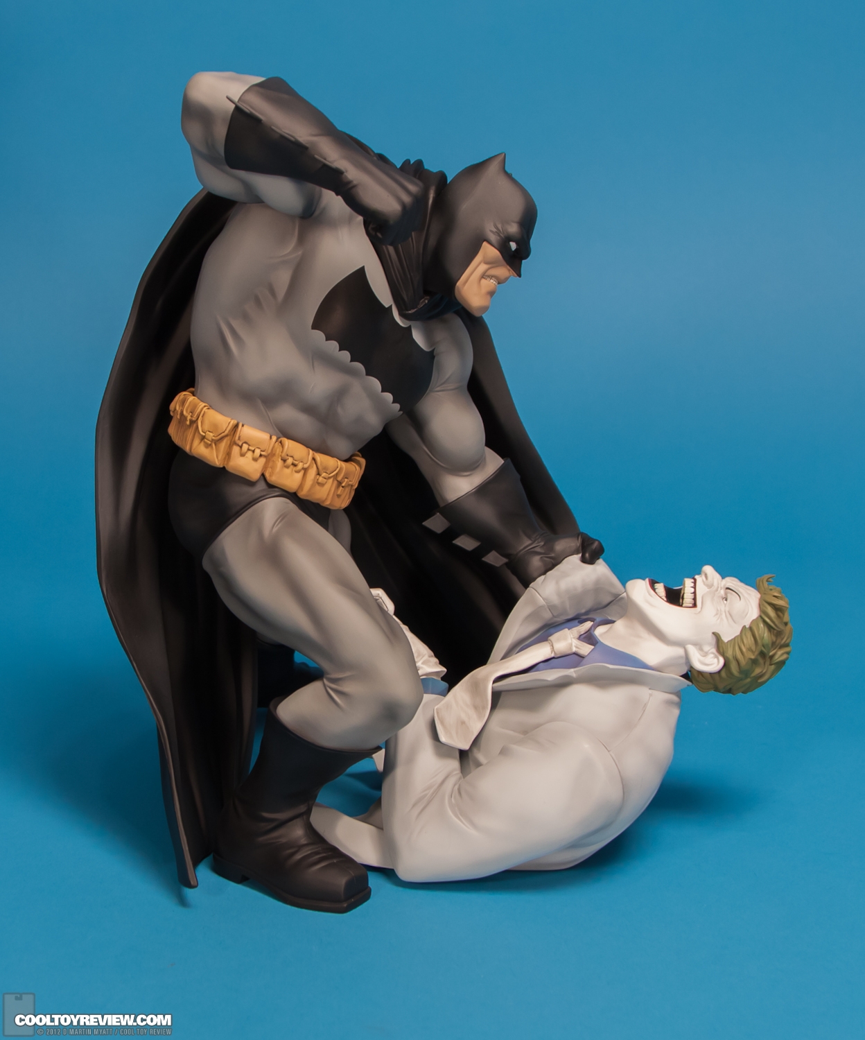 Hunt_The_Dark_Knight_Batman_ARTFX_Kotobukiya-15.jpg