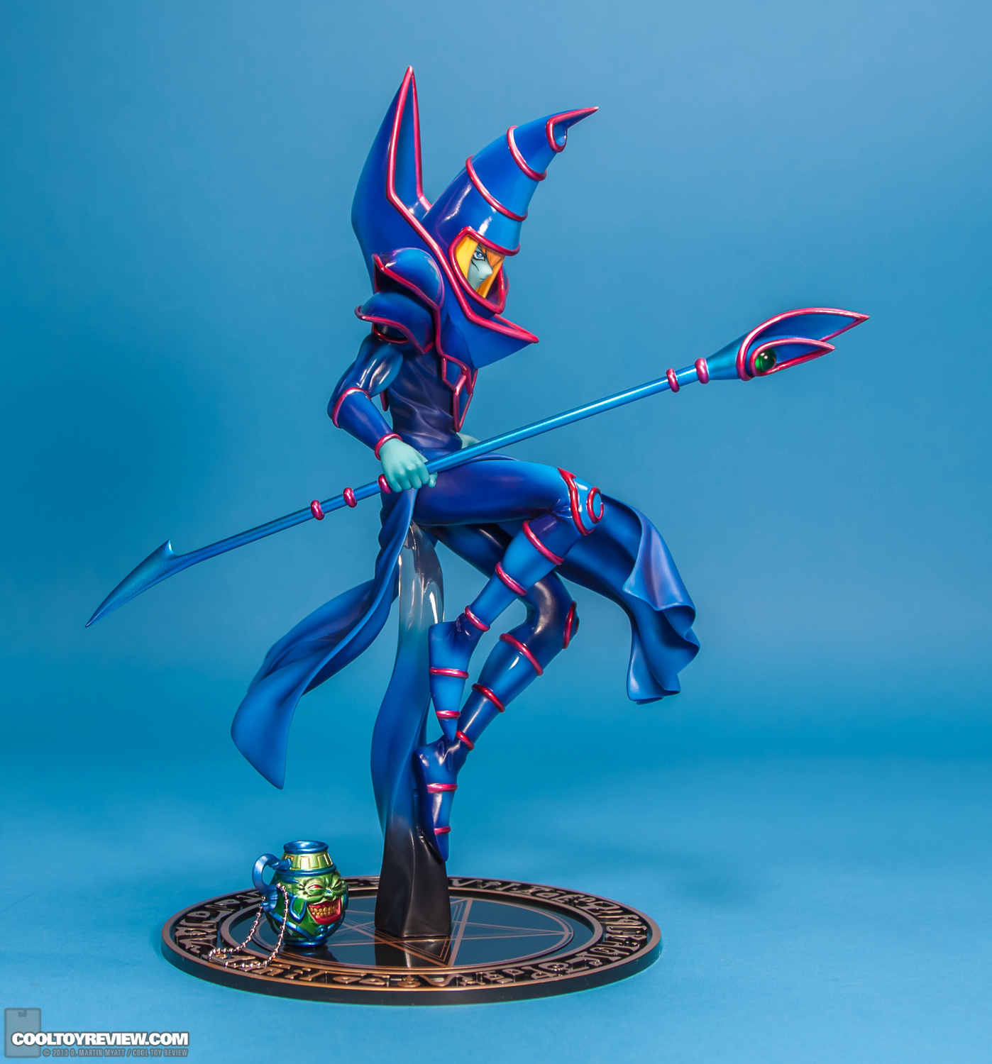 YU-GI-OH_Dark_Magician_ARTFX_J_statue_Kotobukiya-02.jpg
