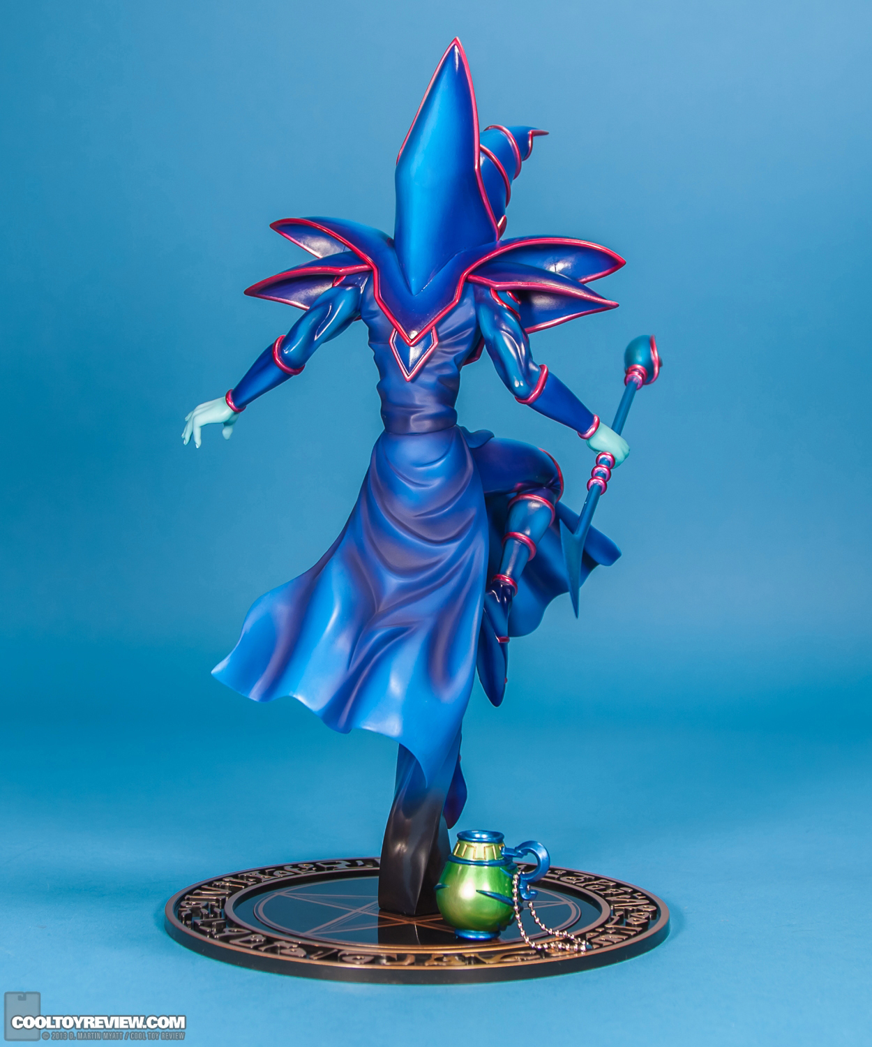 YU-GI-OH_Dark_Magician_ARTFX_J_statue_Kotobukiya-04.jpg