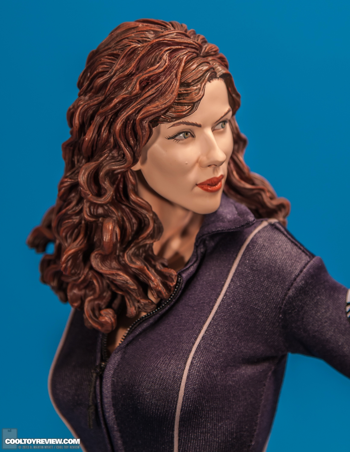 Black_Widow_Premium_Format_Figure_Iron_Man_2_Sideshow_Collectibles-10.jpg