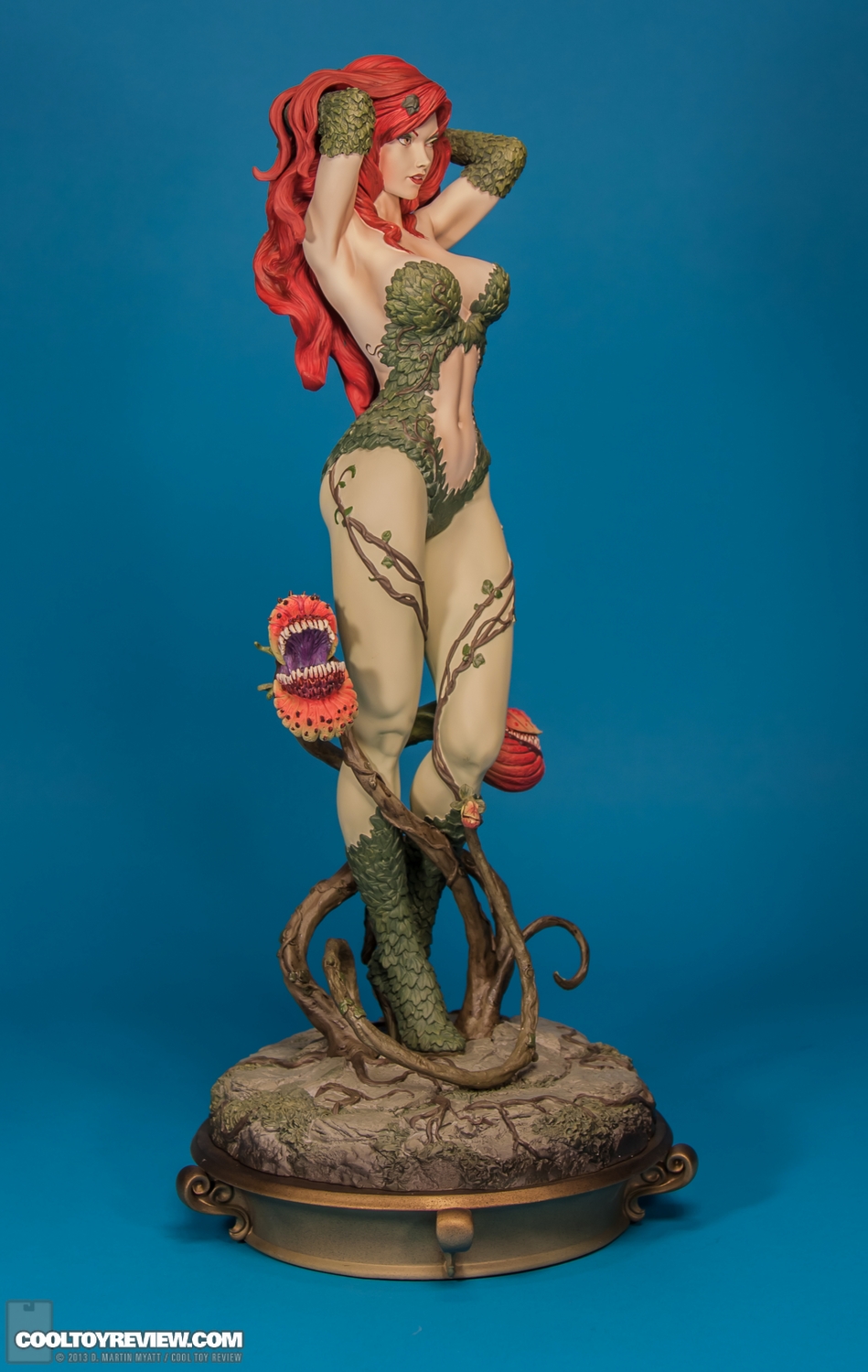 Poison_Ivy_Premium_Format_Figure_DC_Sideshow_Collectibles-002.jpg