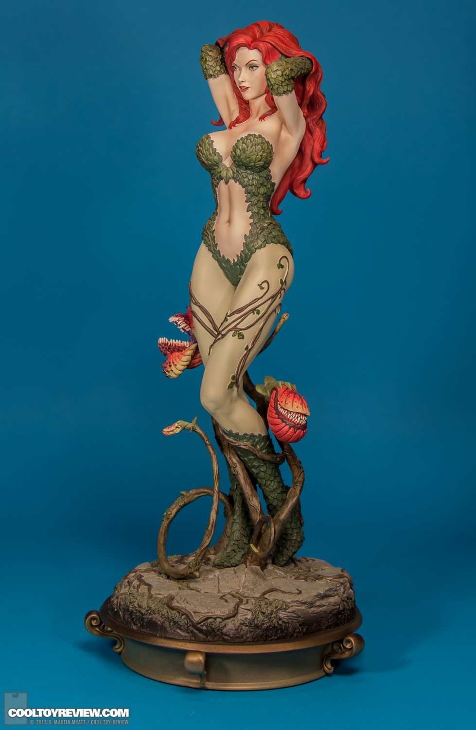 Poison_Ivy_Premium_Format_Figure_DC_Sideshow_Collectibles-003.jpg