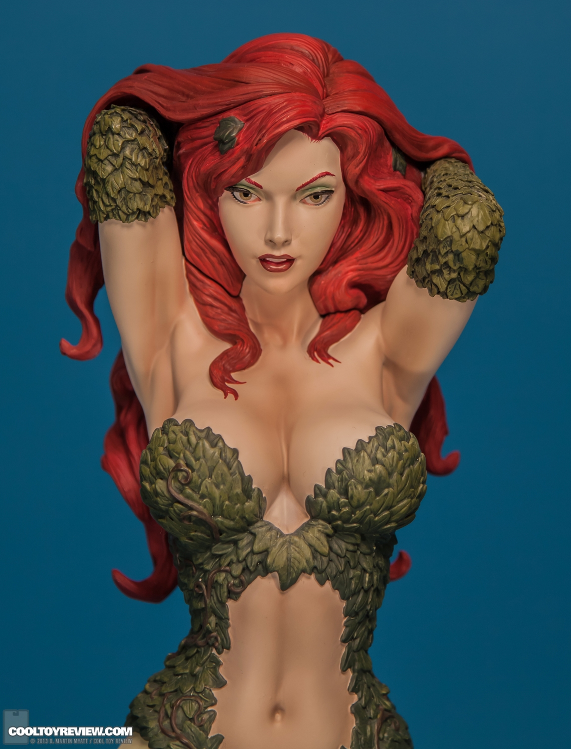 Poison_Ivy_Premium_Format_Figure_DC_Sideshow_Collectibles-009.jpg