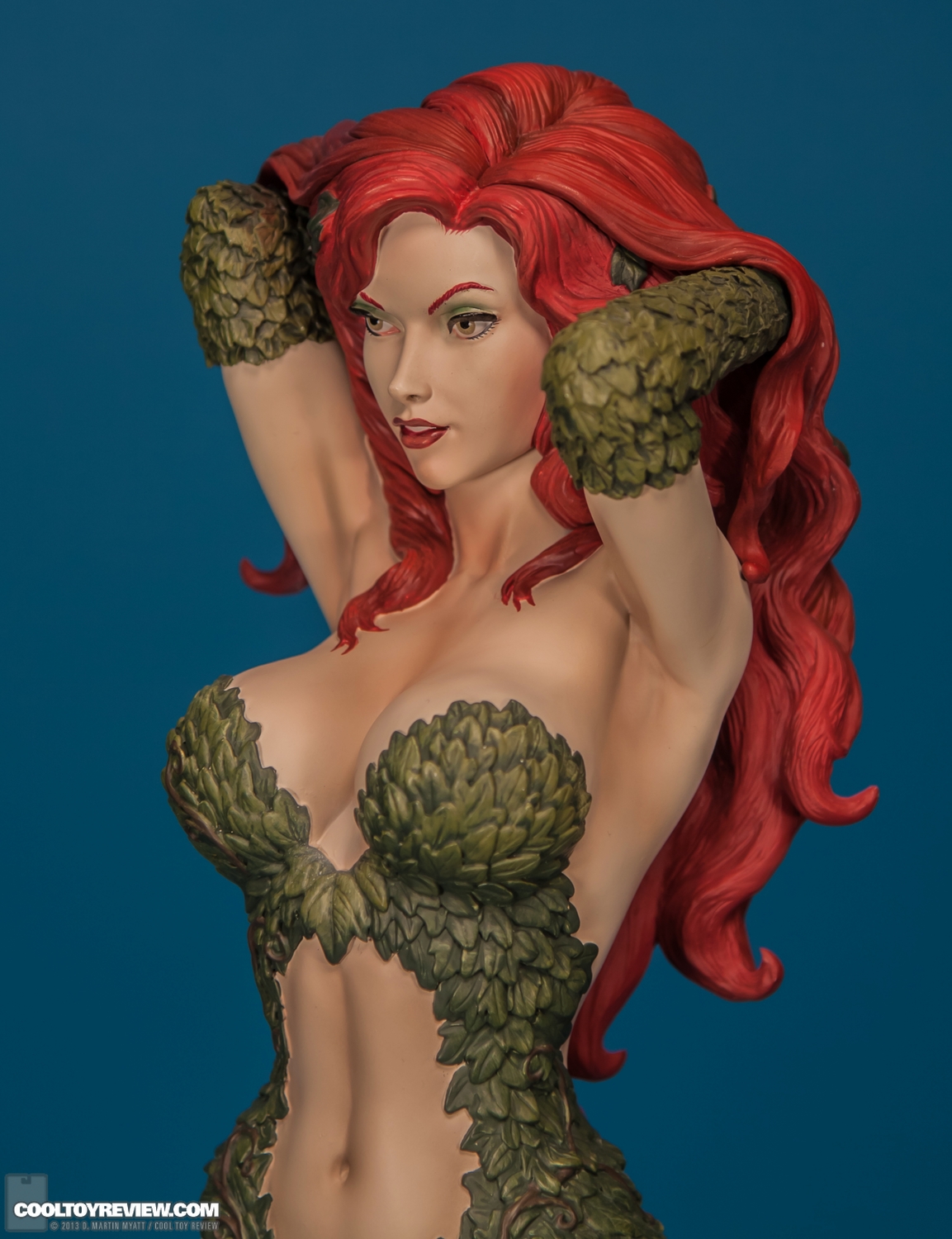 Poison_Ivy_Premium_Format_Figure_DC_Sideshow_Collectibles-011.jpg