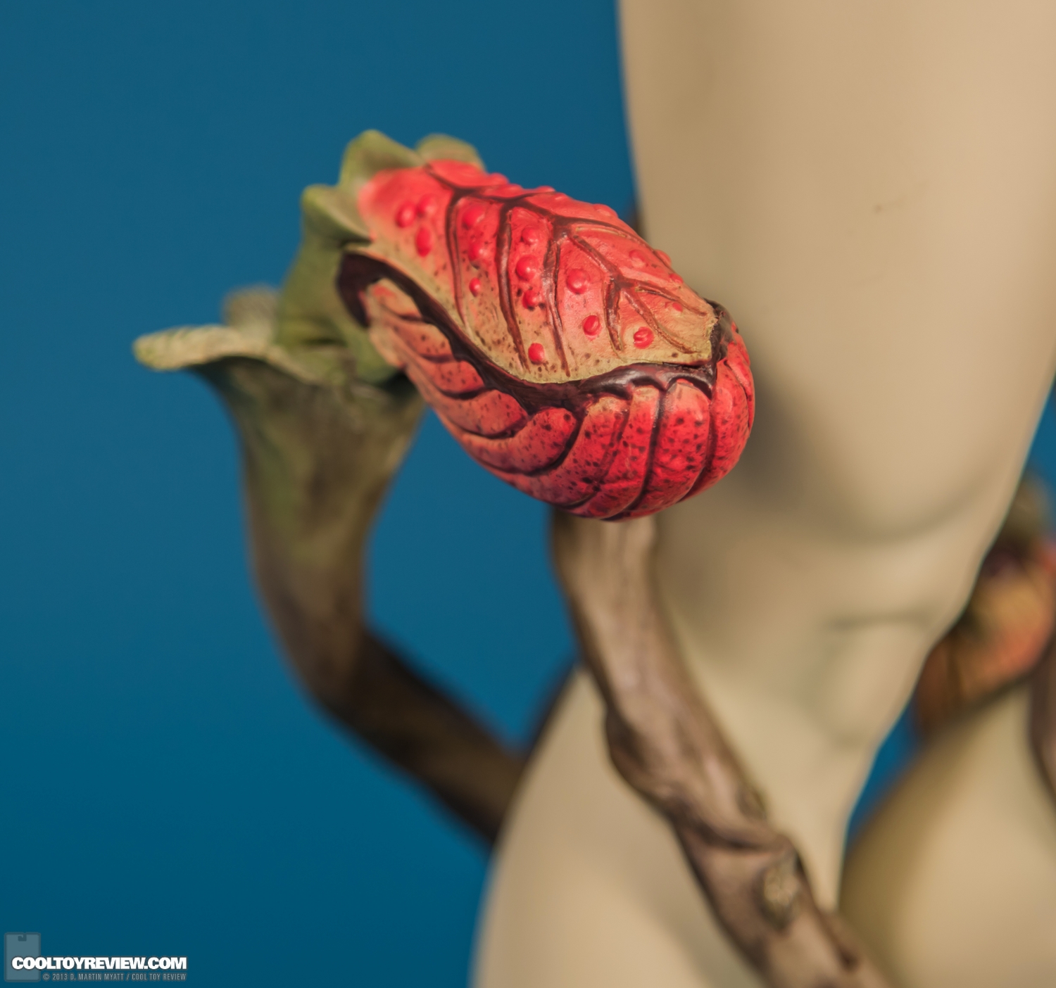 Poison_Ivy_Premium_Format_Figure_DC_Sideshow_Collectibles-013.jpg