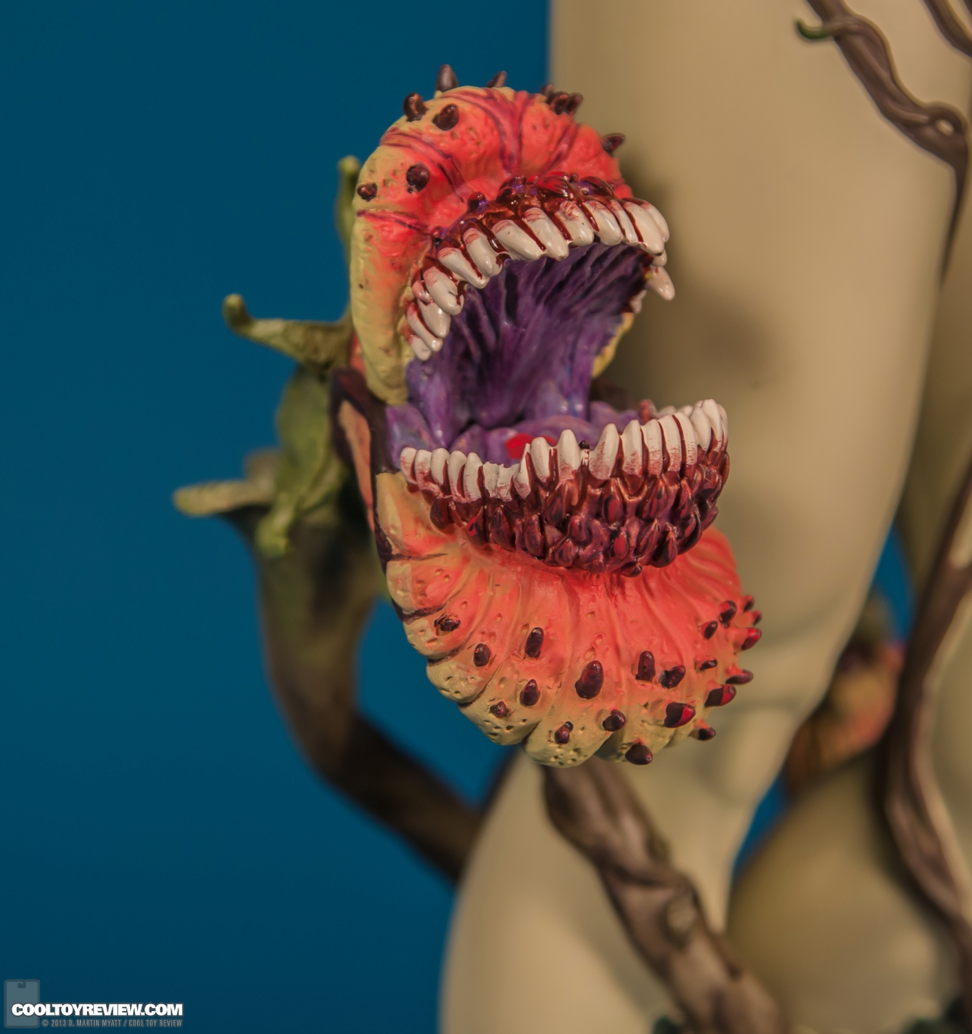 Poison_Ivy_Premium_Format_Figure_DC_Sideshow_Collectibles-014.jpg