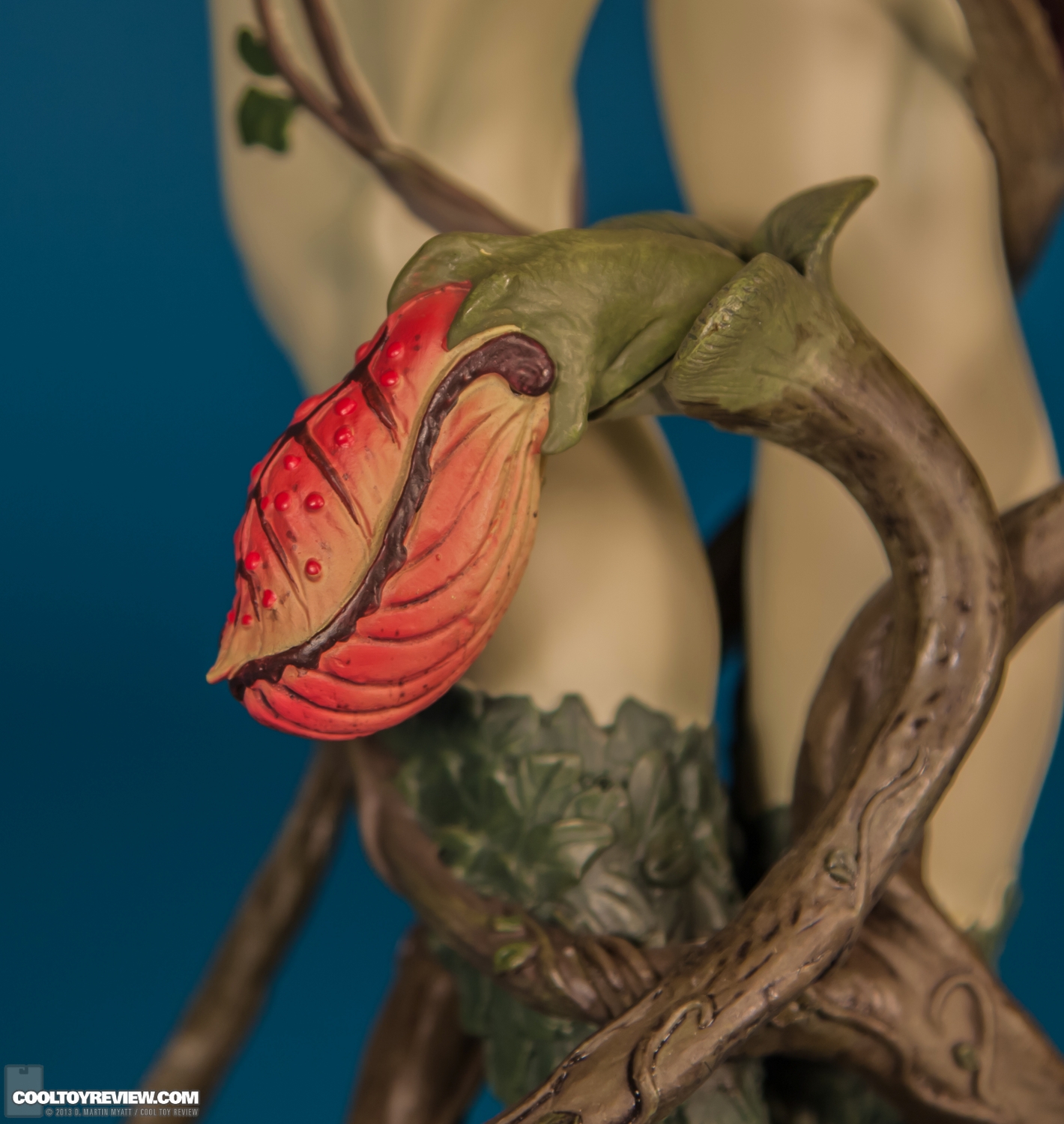 Poison_Ivy_Premium_Format_Figure_DC_Sideshow_Collectibles-015.jpg