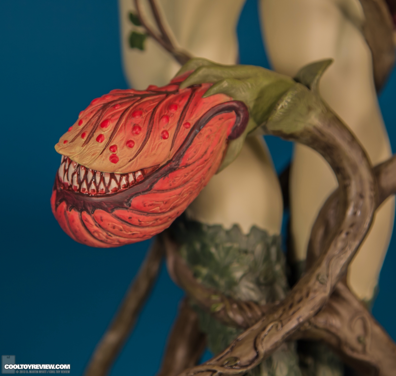 Poison_Ivy_Premium_Format_Figure_DC_Sideshow_Collectibles-016.jpg