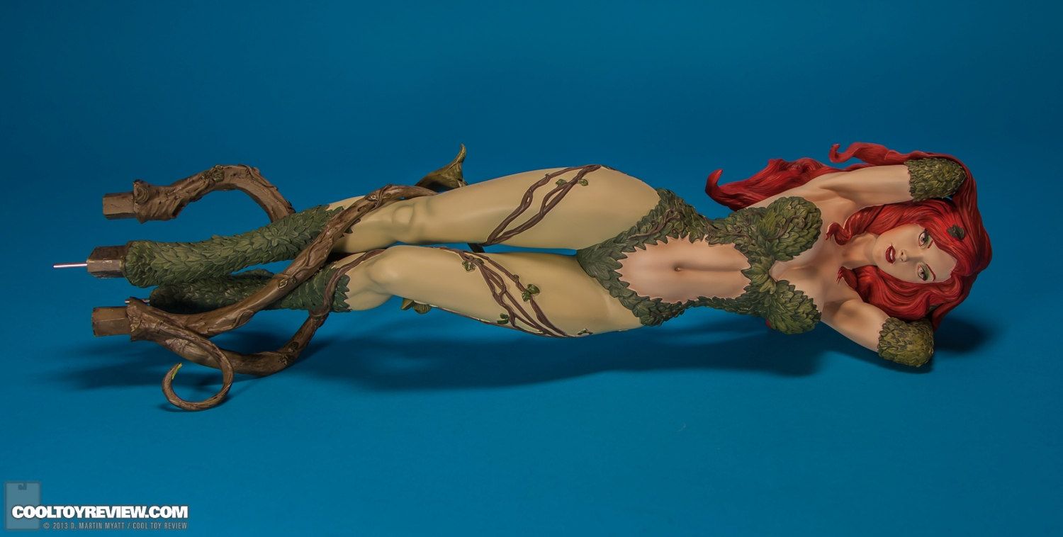 Poison_Ivy_Premium_Format_Figure_DC_Sideshow_Collectibles-019.jpg