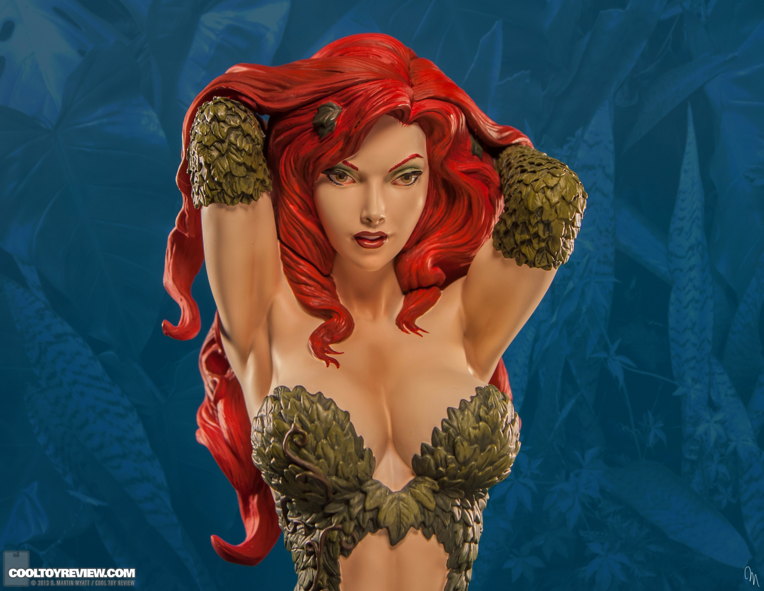 Poison_Ivy_Premium_Format_Figure_DC_Sideshow_Collectibles-023.jpg