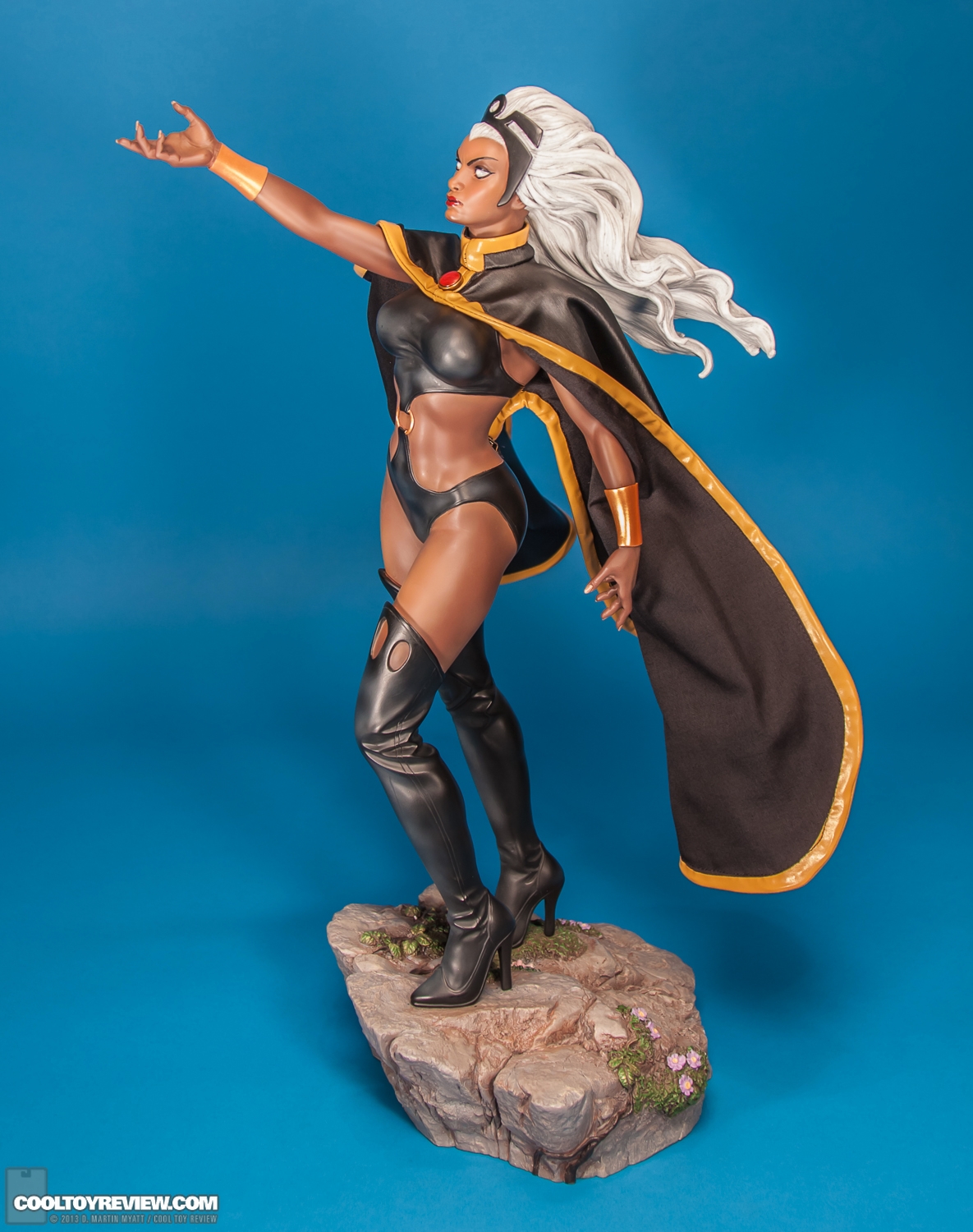 Storm_X-Men_Premium_Format_Figure_Sideshow_Collectibles-11.jpg