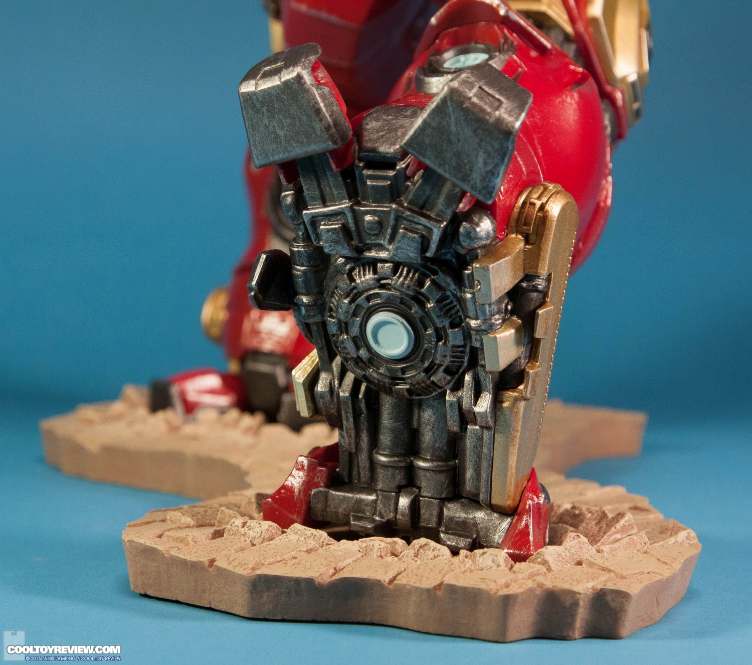 kotobukiya-avengers-age-of-ultron-hulkbuster-artfx-plus-statue-009.jpg