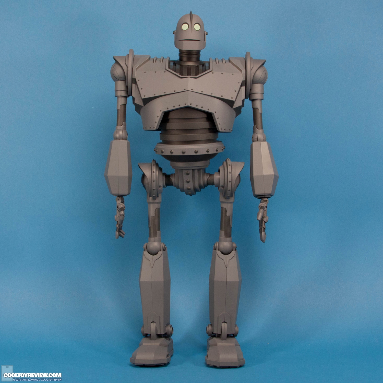 the-iron-giant-deluxe-figure-mondo-001.jpg