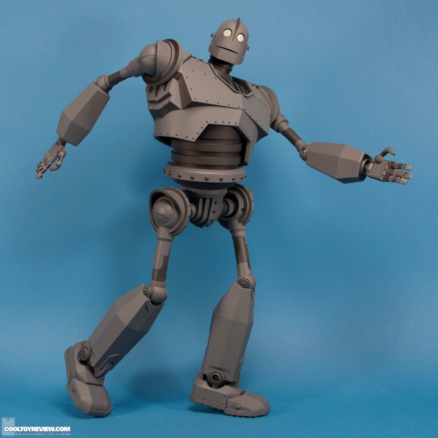 the-iron-giant-deluxe-figure-mondo-002.jpg