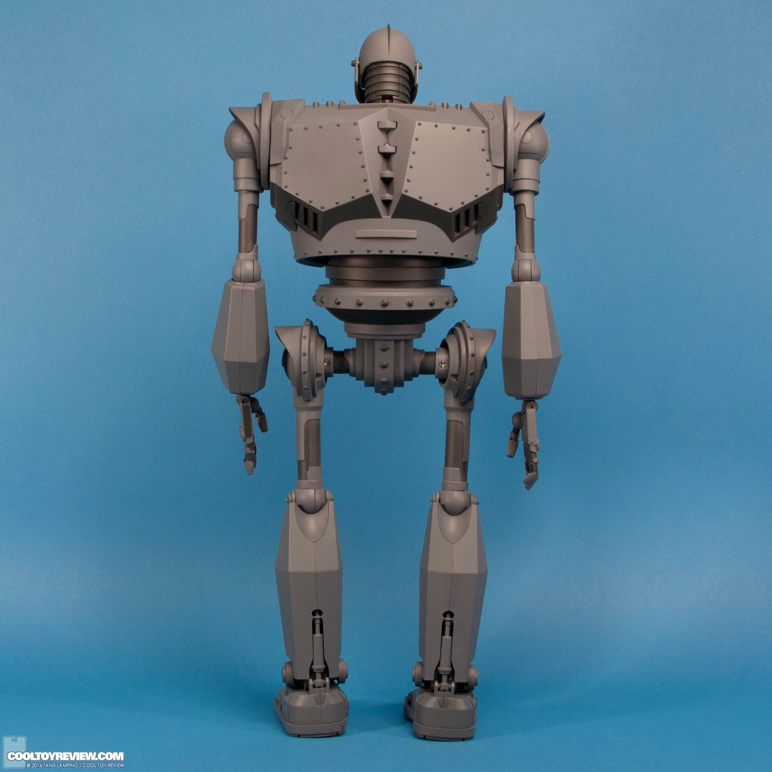 the-iron-giant-deluxe-figure-mondo-004.jpg
