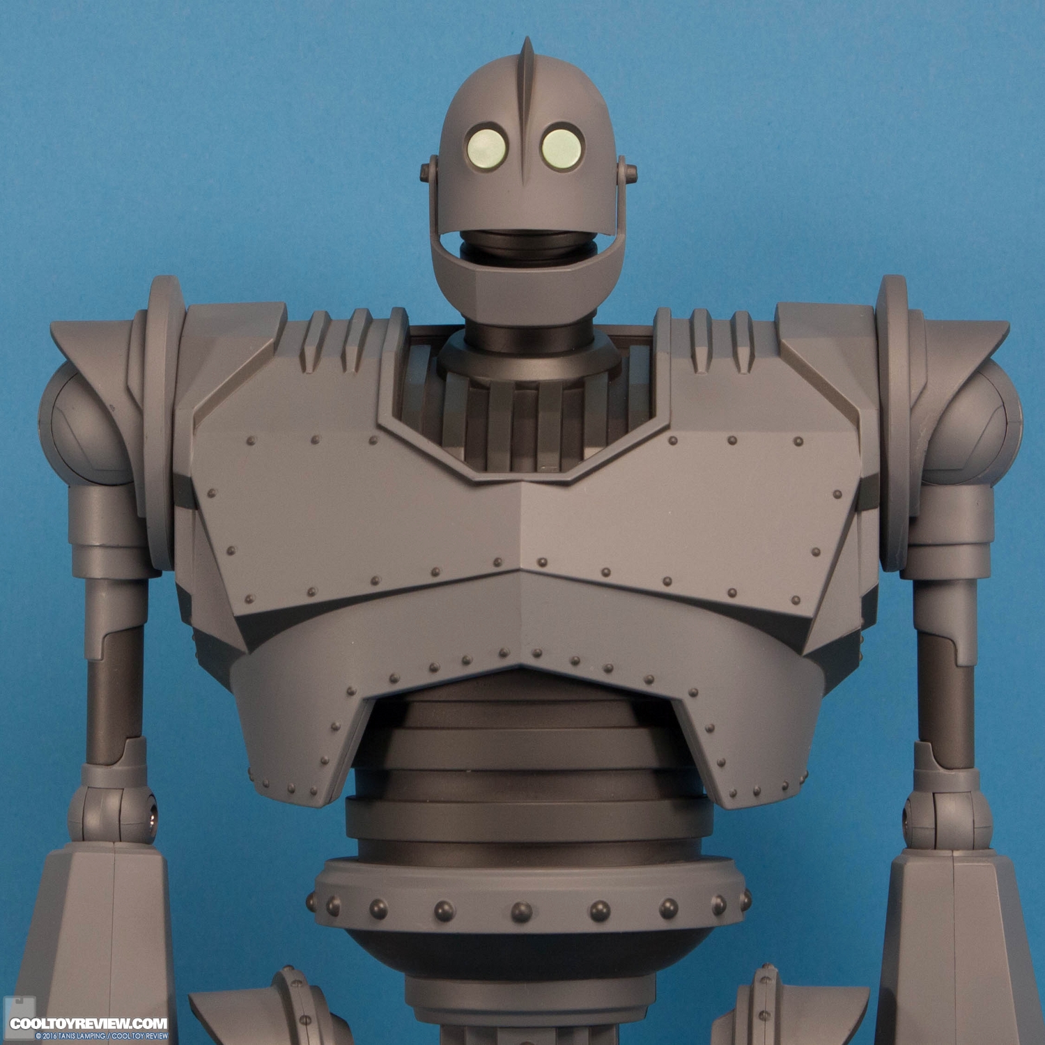the-iron-giant-deluxe-figure-mondo-005.jpg