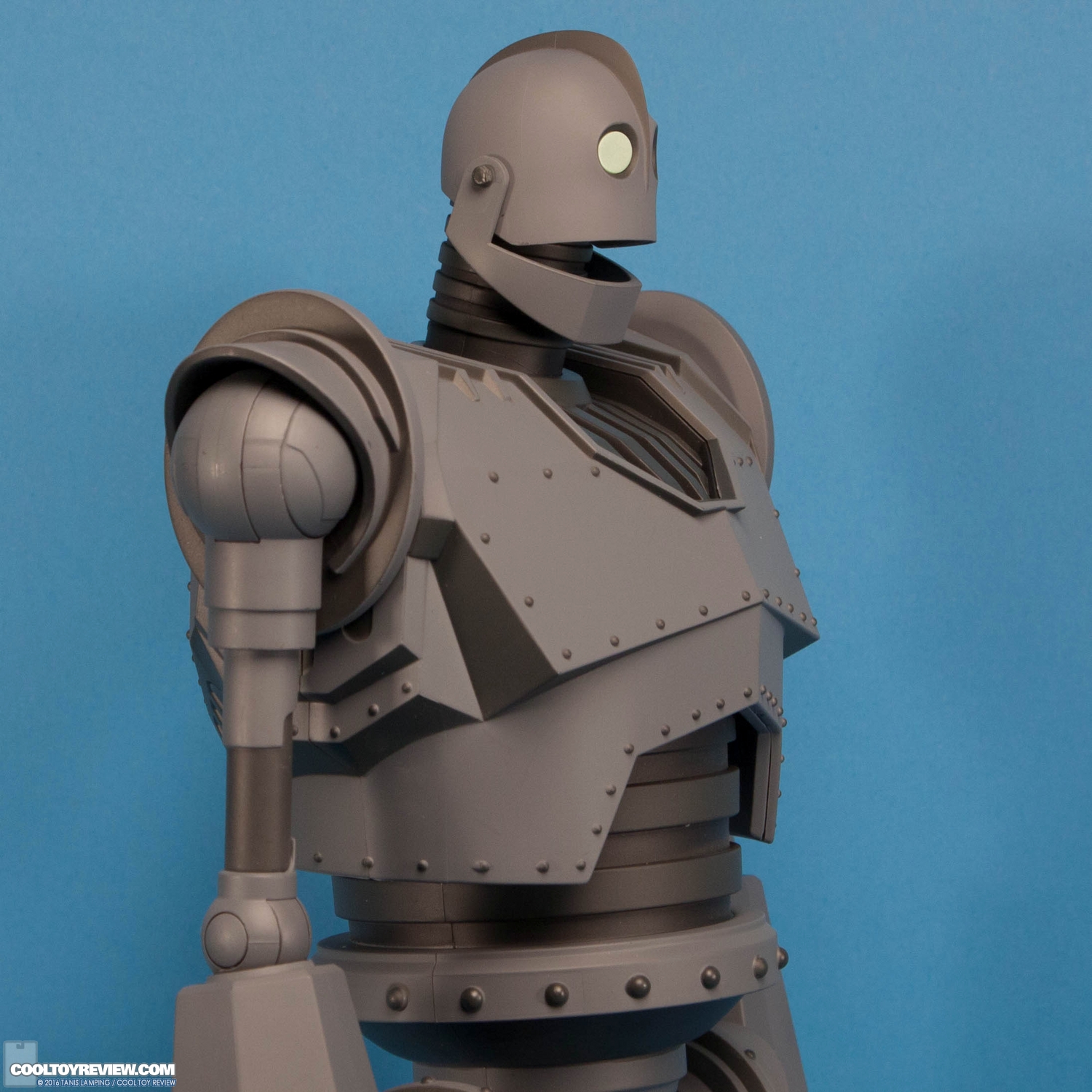 the-iron-giant-deluxe-figure-mondo-006.jpg