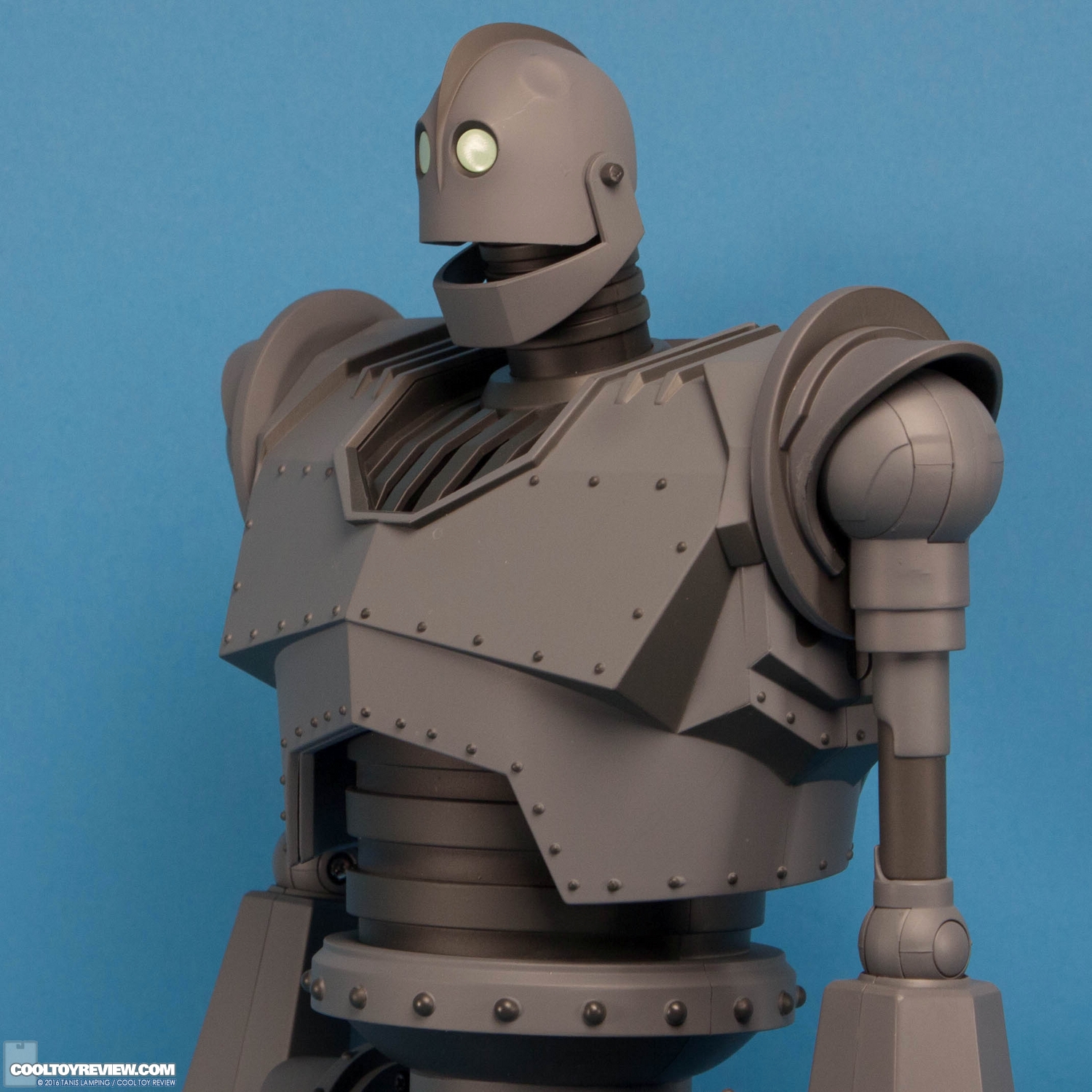 the-iron-giant-deluxe-figure-mondo-007.jpg