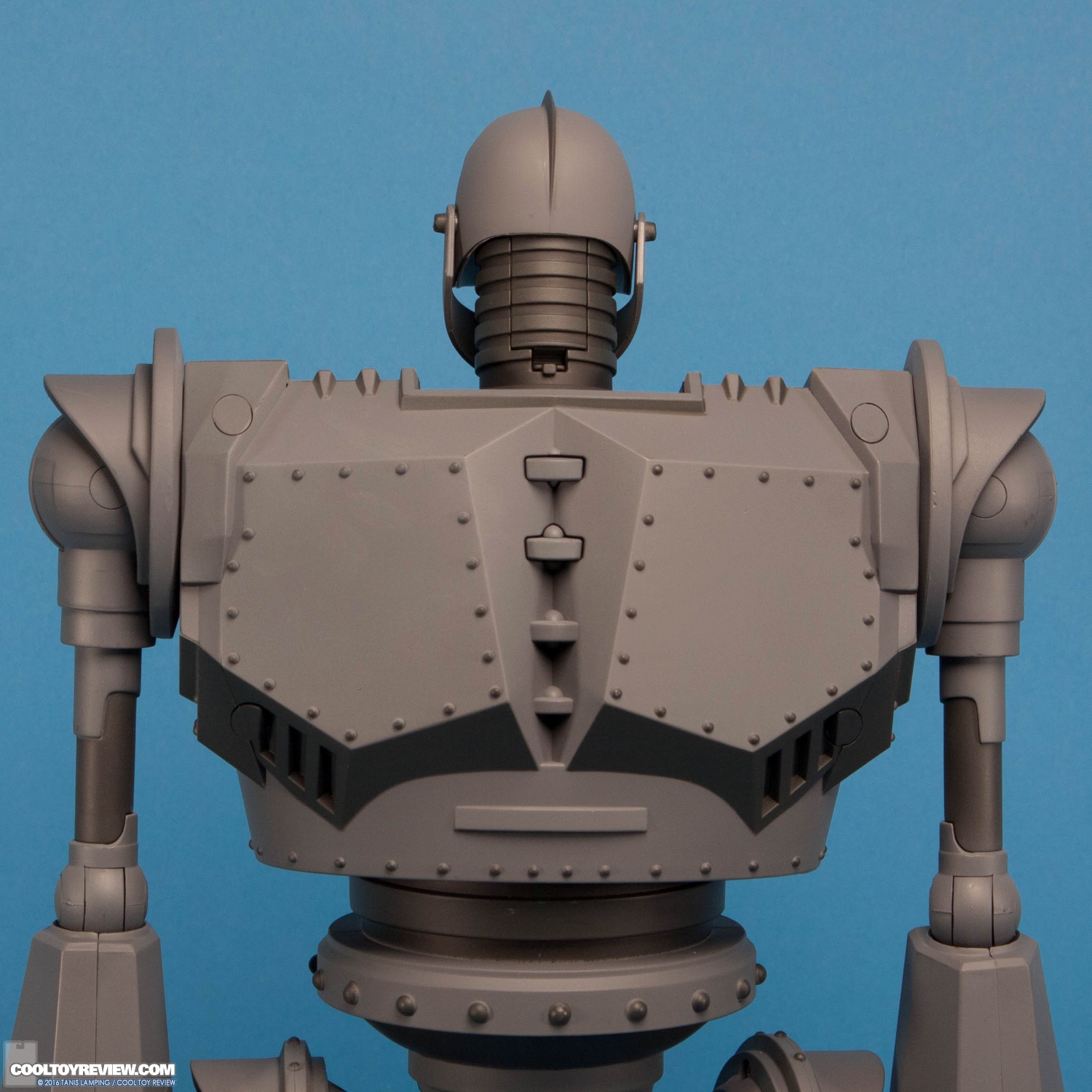 the-iron-giant-deluxe-figure-mondo-008.jpg