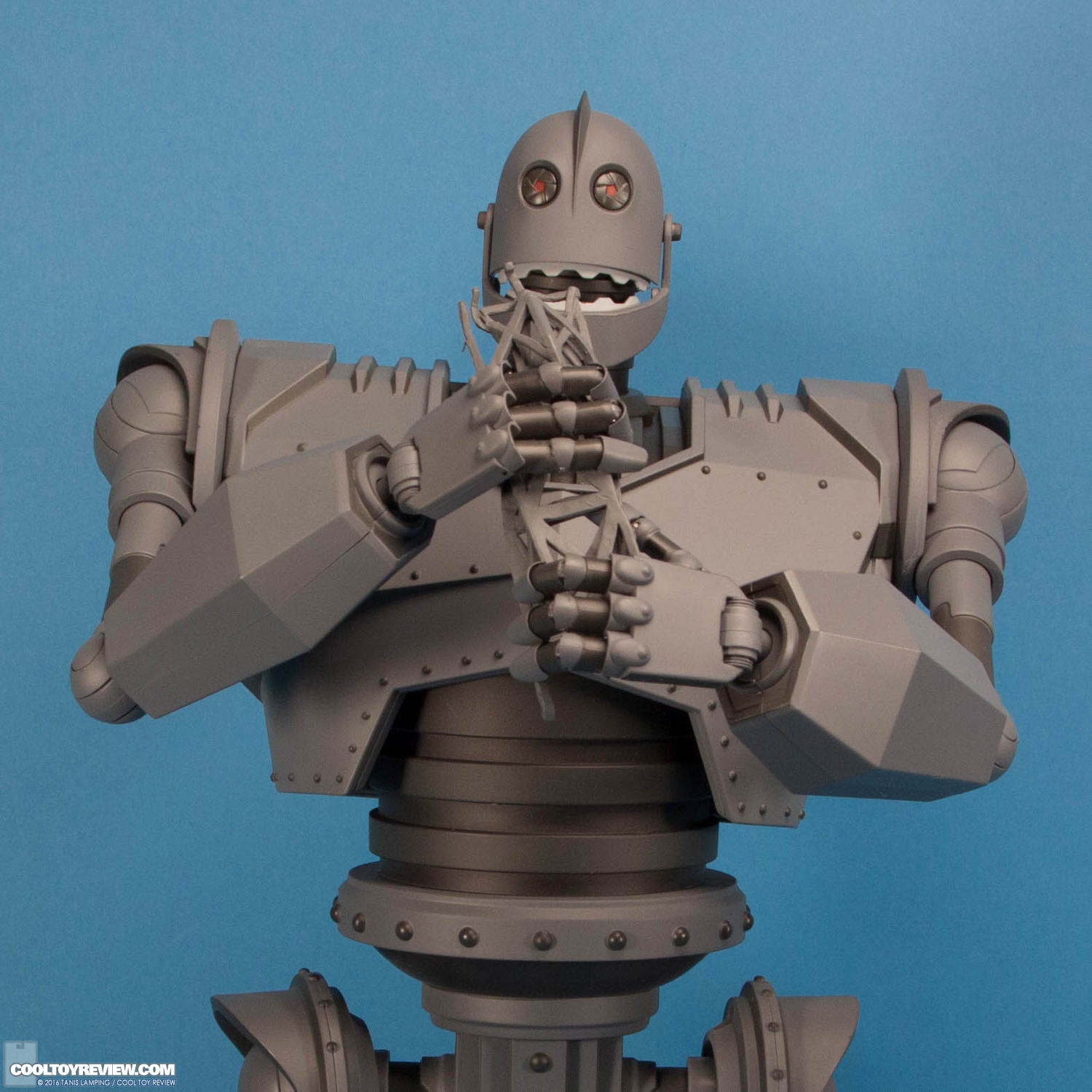 the-iron-giant-deluxe-figure-mondo-028.jpg