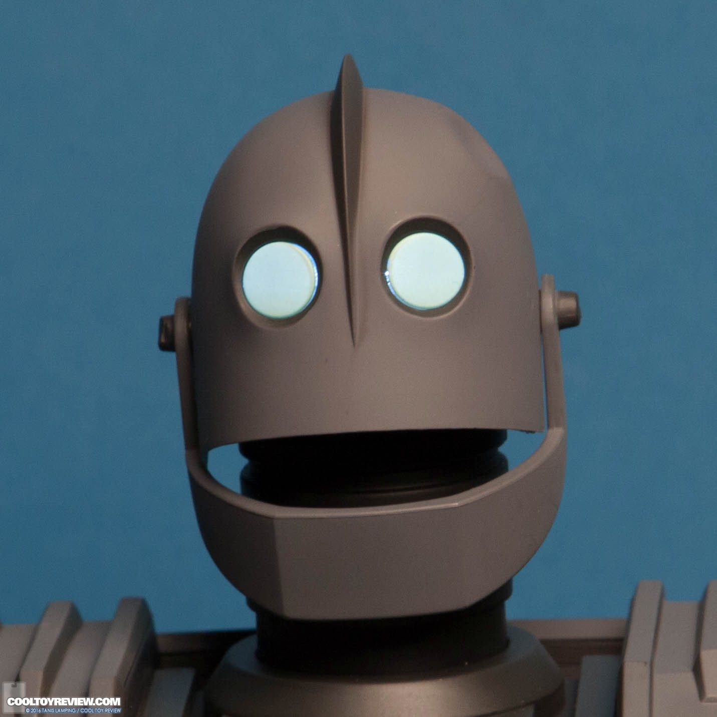 the-iron-giant-deluxe-figure-mondo-031.jpg